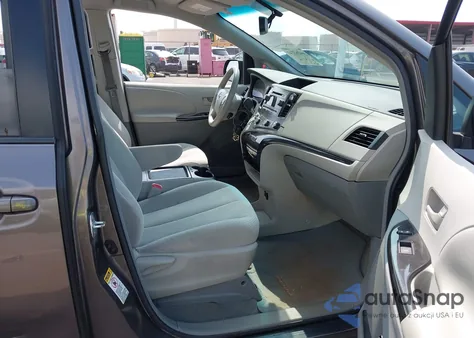 2011 Toyota Sienna Le V6 z USA, uszkodzony, nr VIN 5TDKK3DC8BS137762